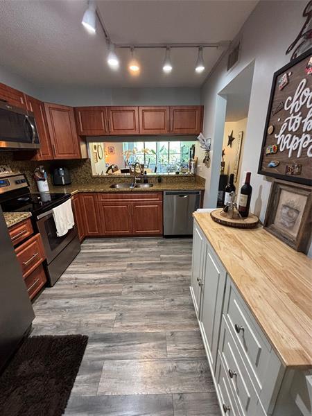 Building Photo - 2660 Carambola Cir N