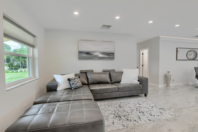 Building Photo - 414 Lindell Blvd