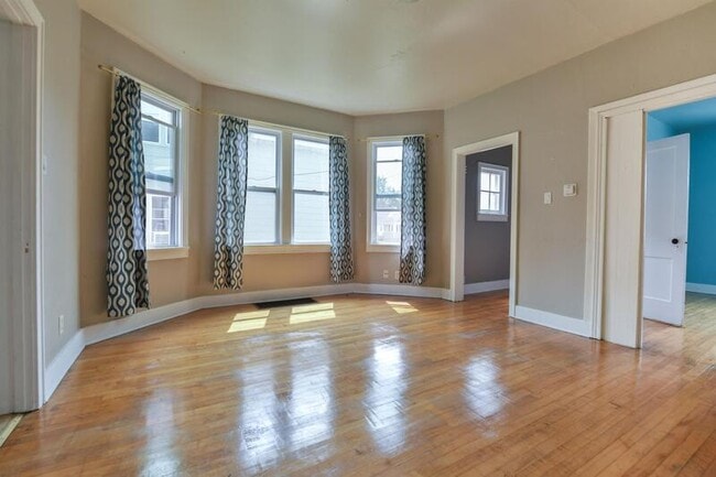 Primary Photo - 1217 Chicago St