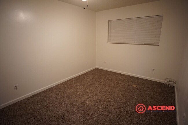 Building Photo - 209 E Warren Ave