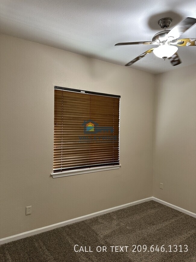 Building Photo - 2555 Crestmore Cir