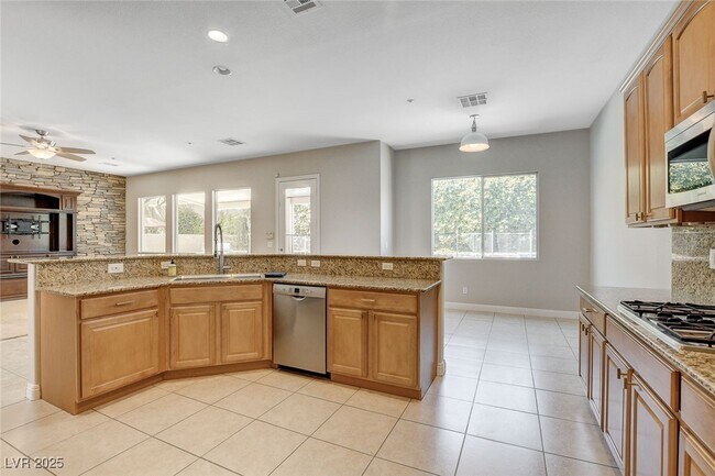 Building Photo - 2411 Winter Cliffs St