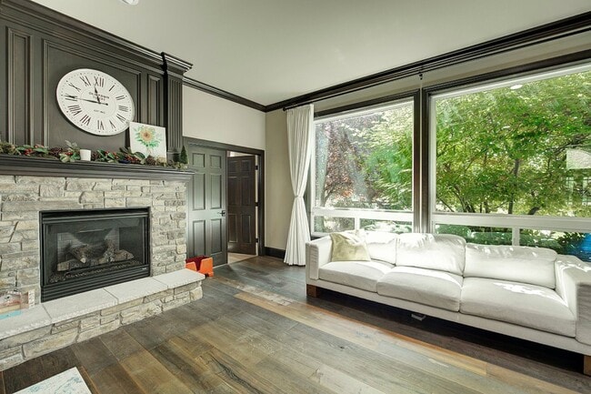 Building Photo - 5Bd/4.5Ba Sammamish Home
