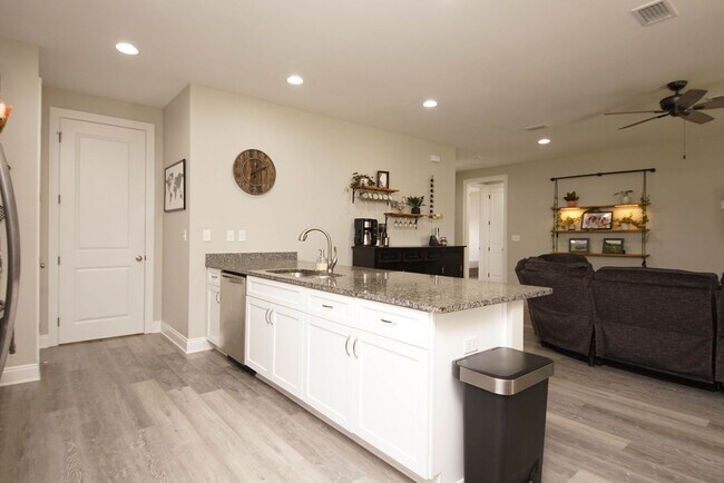 Building Photo - Newer Home in Valparaiso