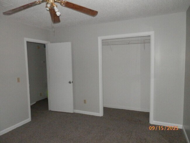 Building Photo - 631 Windhaven Dr
