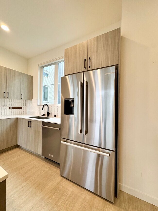 Building Photo - Ballard Townhome
