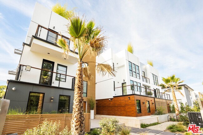 Building Photo - 547 N Sweetzer Ave