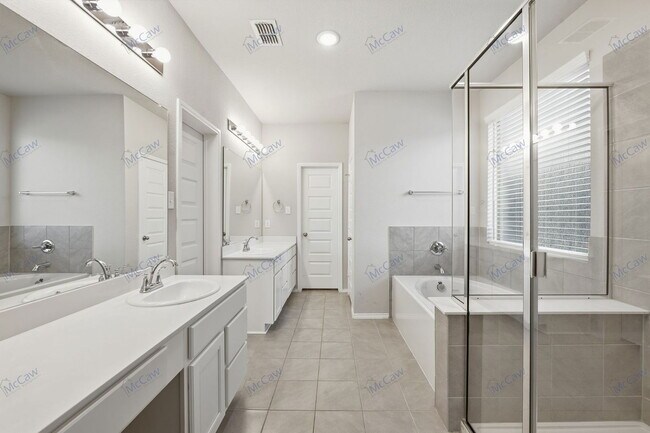 Building Photo - 8005 Gangway Dr