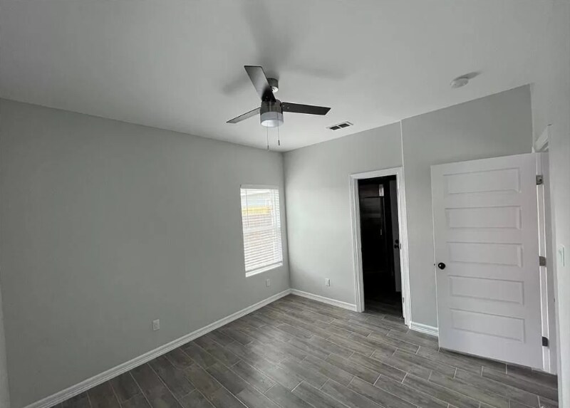 Building Photo - 913 W La Pointe Ave