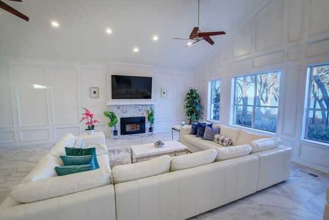 Building Photo - 8402 Columbia Dr