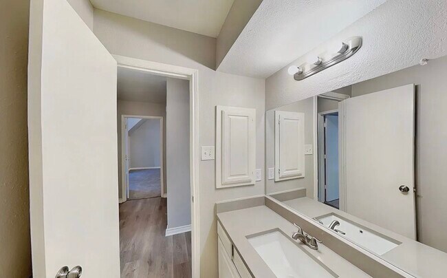 Building Photo - MOVE IN READY