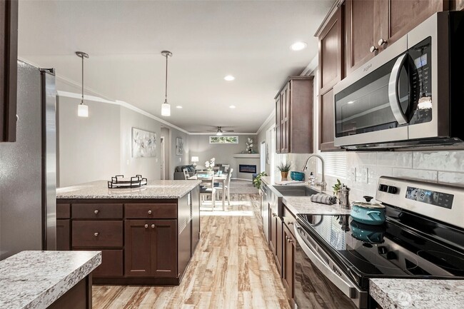 Building Photo - 39001 Shoreview Dr NE