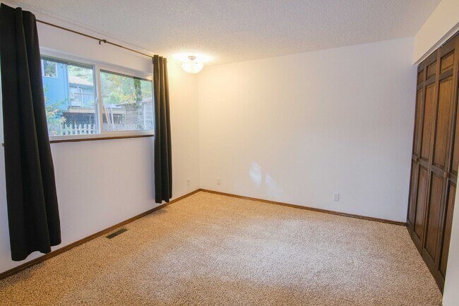 Building Photo - 3 bedroom 2 bathroom duplex in South Eugene!