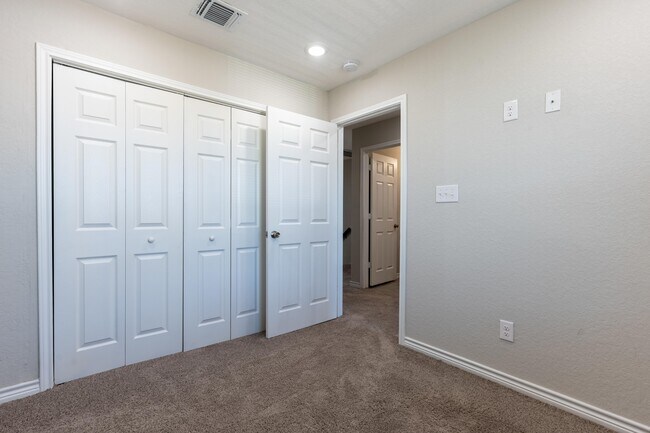 Building Photo - 6906 Crestway Dr