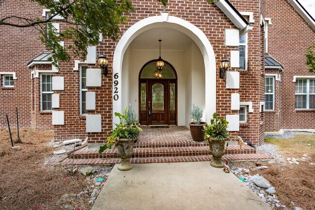 Building Photo - Historic Highland Road Beauty with Bayou V...