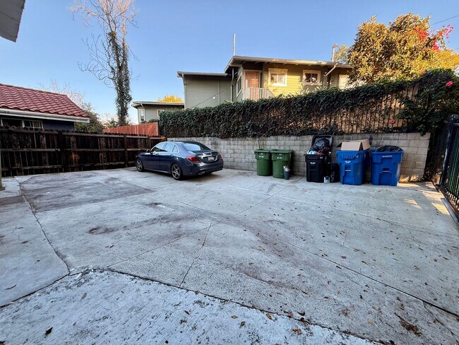 Building Photo - 1200 Laveta Terrace