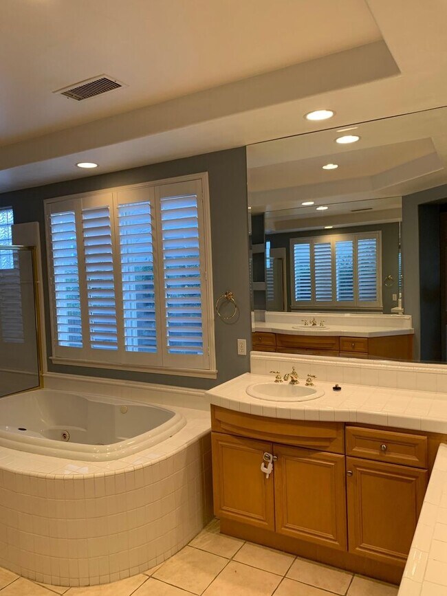 Building Photo - $1,000 Off First month's Rent - Lovely hom...