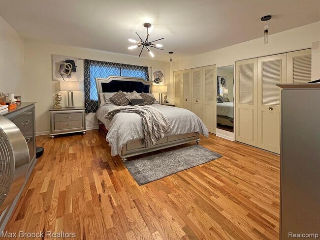 Building Photo - 801 W Long Lake Rd