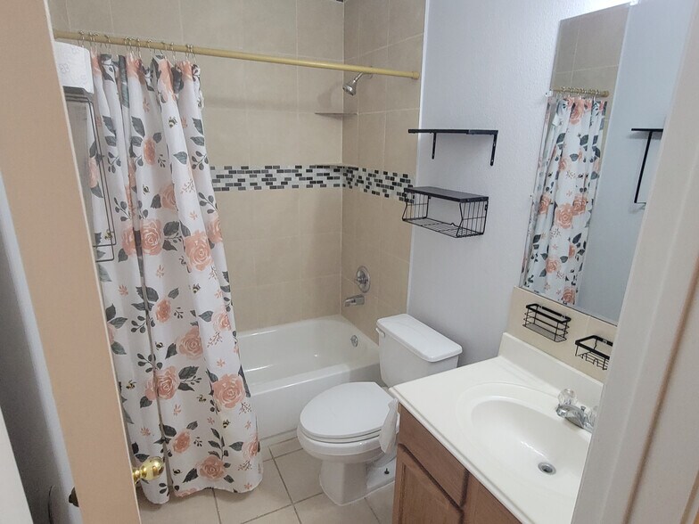 Building Photo - Room in House on Ceremony Cove