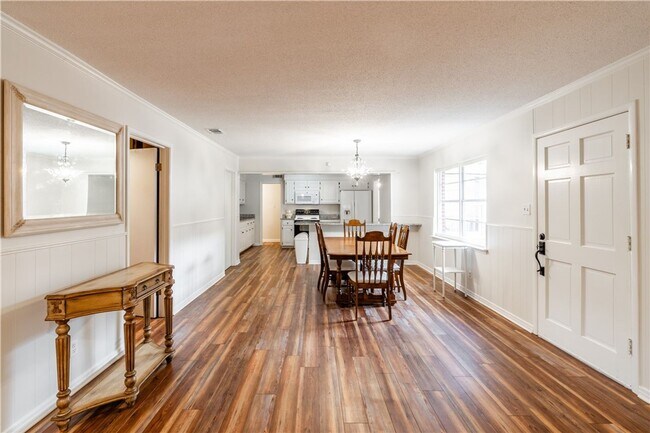 Building Photo - 3 Bedroom Home in Convenient Location