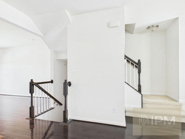 Building Photo - Beautiful 4 Bedroom, 2.5 Bath Townhome in Regents Glen!