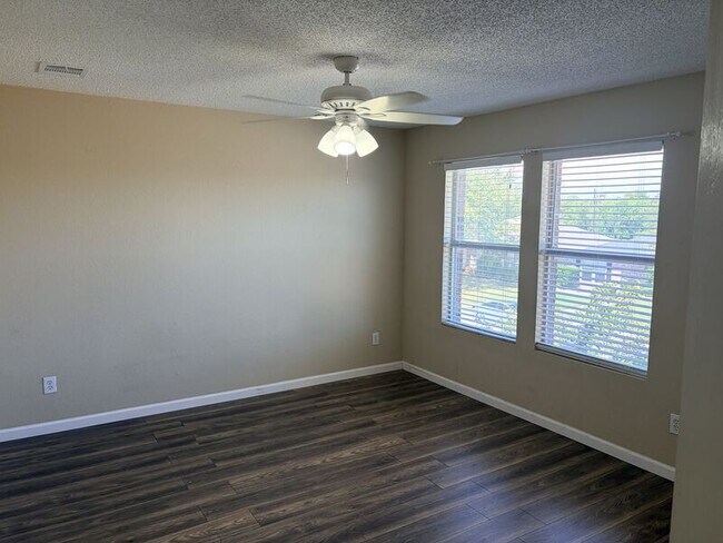 Building Photo - 1525 Melrose Ln