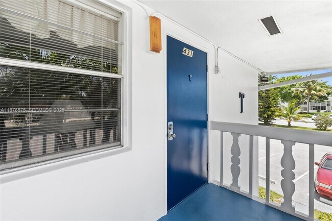 Building Photo - 431 Markham S