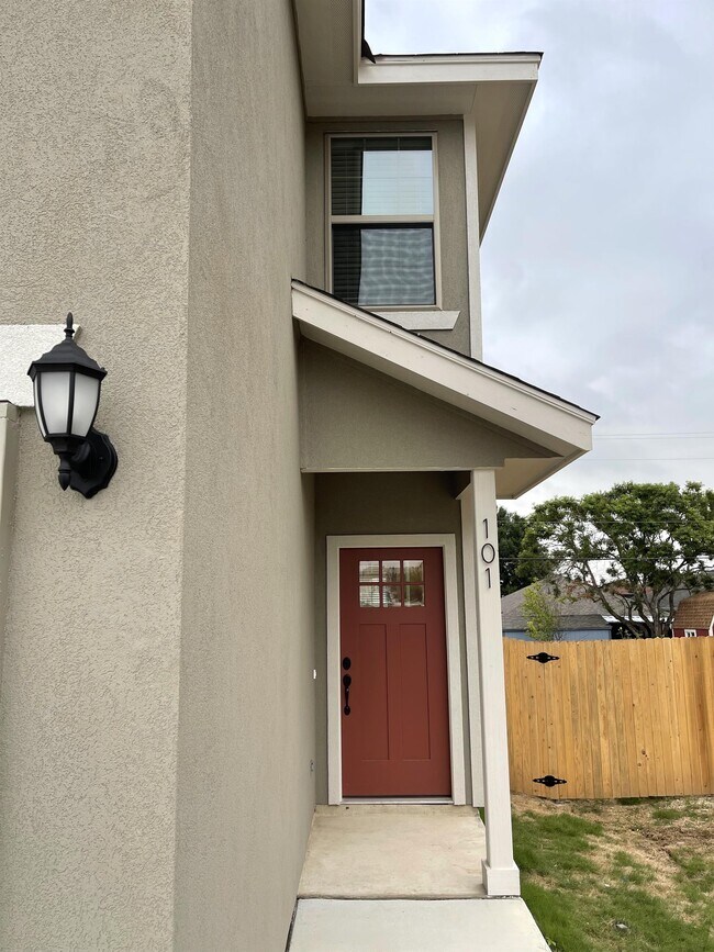 Building Photo - 2222 Sandlewood Cove