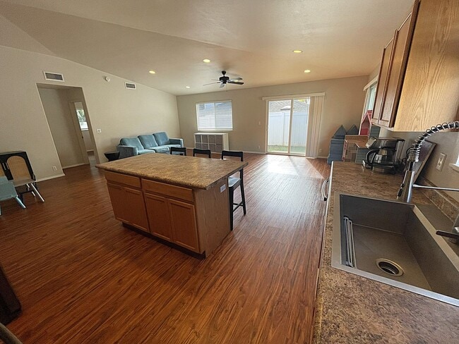 Building Photo - Beautiful 3-Bedroom, 2-Bath Single-Level H...