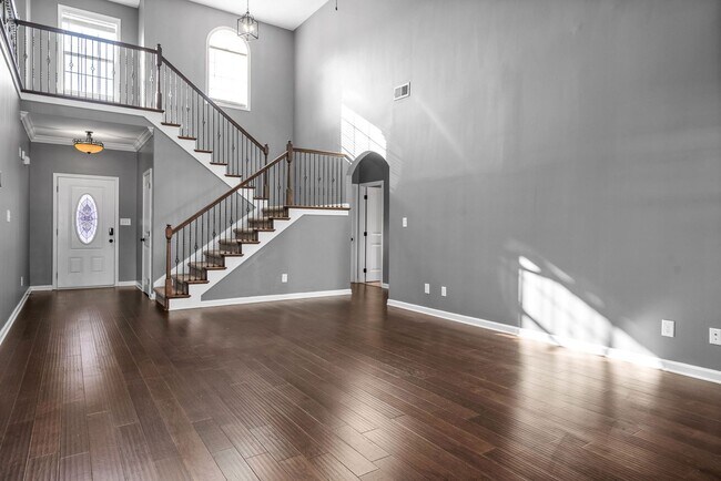 Building Photo - Pet Friendly Four Bedroom with Bonus!