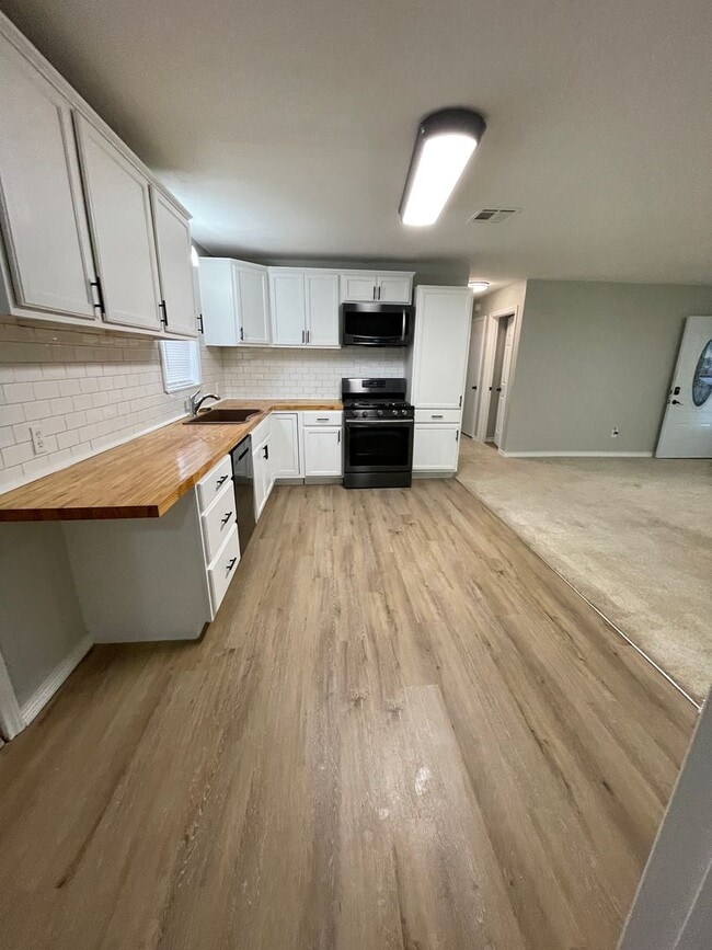 Building Photo - Central Bossier Beauty!