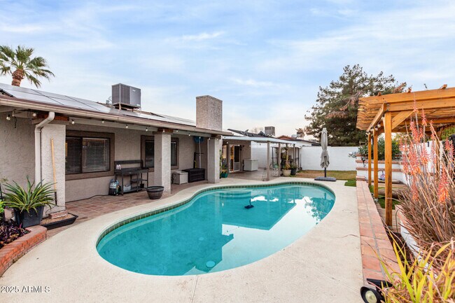 Building Photo - 2744 E Windrose Dr
