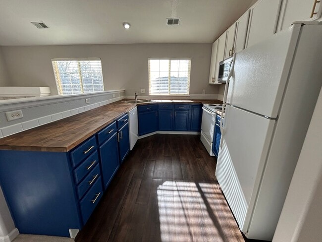 Building Photo - Low-Maintenance Luxury with Community Perks