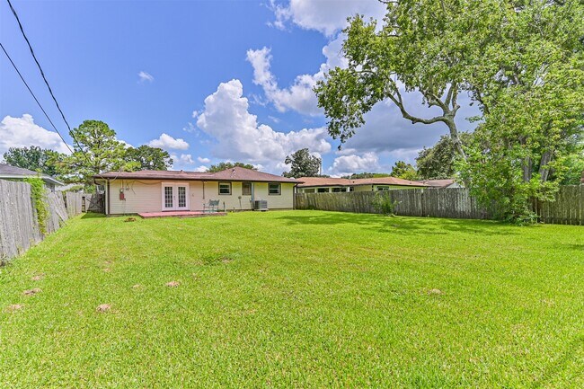 Building Photo - 807 Temple Dr