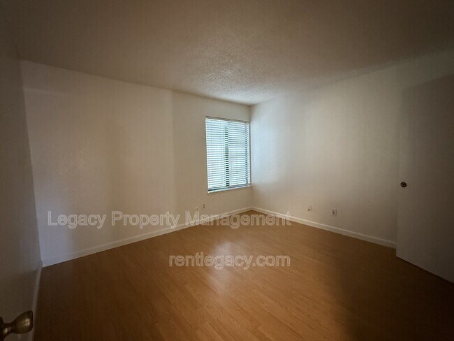 Building Photo - 2125 Northwood Cir
