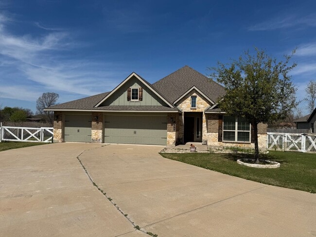 Building Photo - Beautiful Private Midway ISD Home