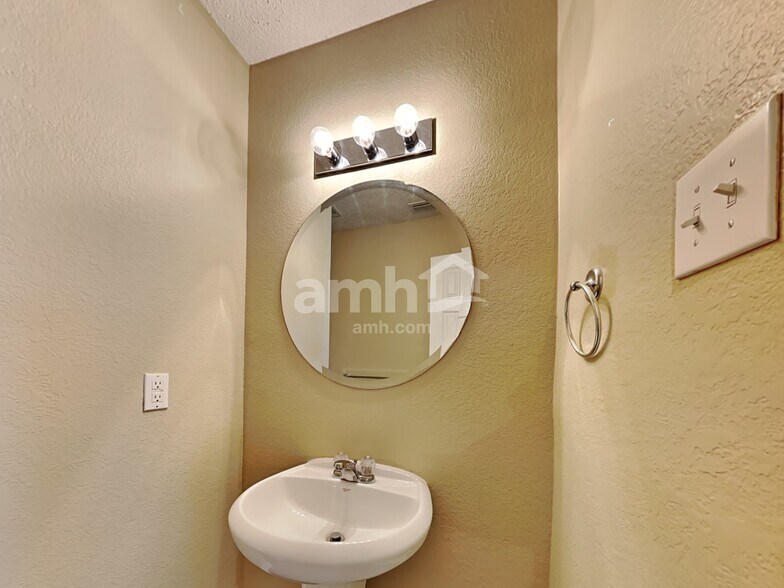 Building Photo - 1404 Sunflower Court