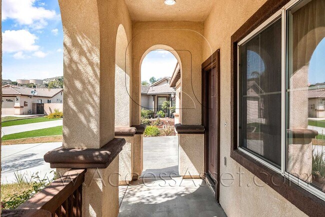Building Photo - Large 4 Bed/3 Bath Home with an Incredible View!