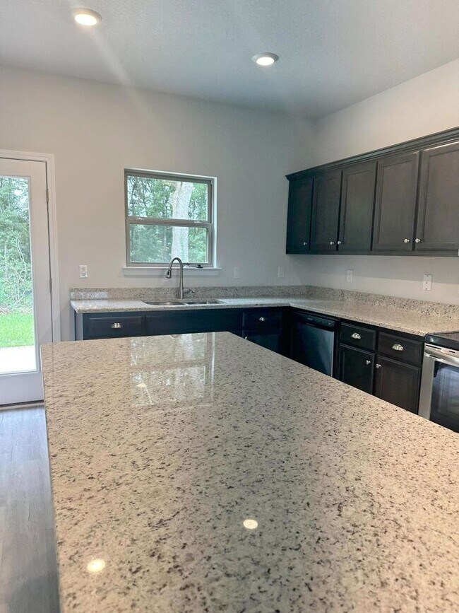 Building Photo - Spacious 5-Bedroom with Community pool in Crestview!