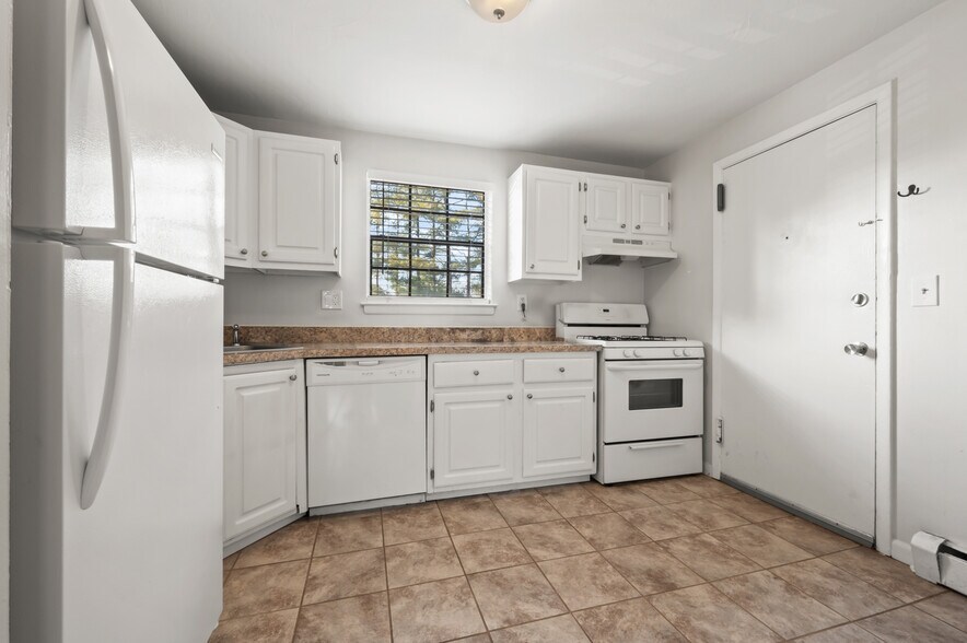 Building Photo - 340 Charter Oak St