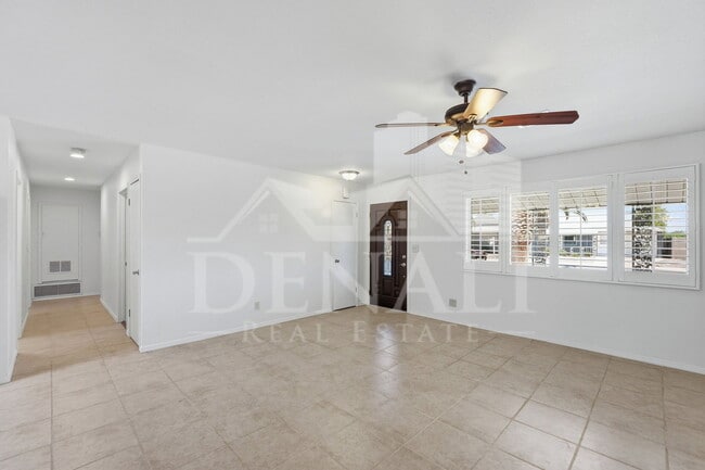 Building Photo - 10747 W Hope Dr