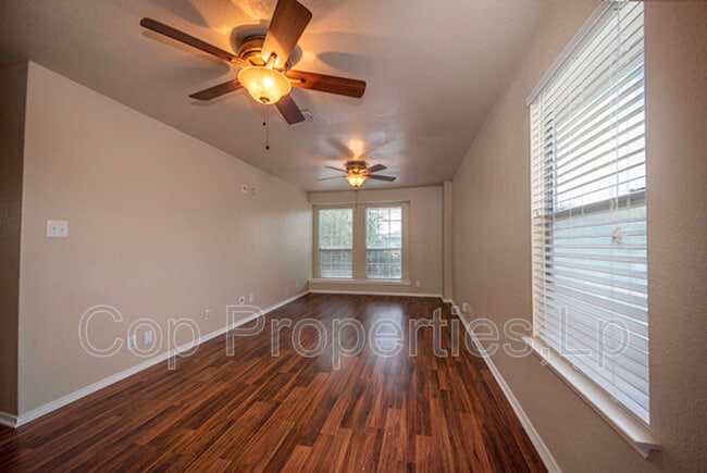 Building Photo - 518 Reba