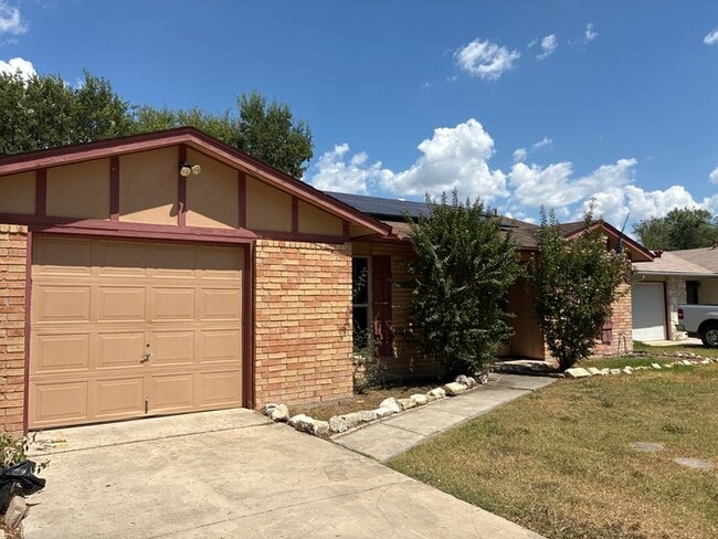 Building Photo - Beautiful 4BR 2BA Home w/ Fenced Yard + Garage Parking in Converse