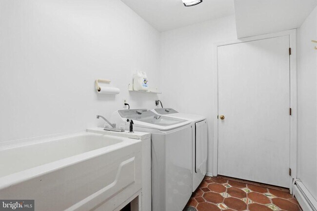 Building Photo - 244 Mathers Rd