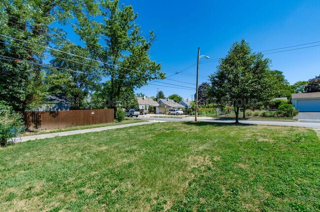 Building Photo - 3233 Hiawatha St