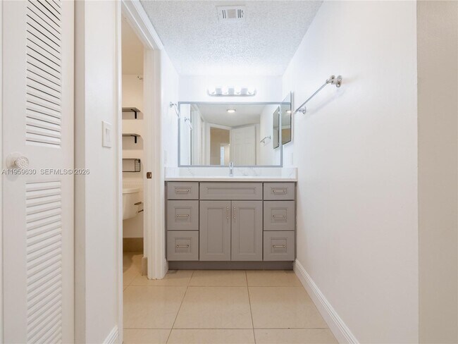 Building Photo - 9955 Westview Dr