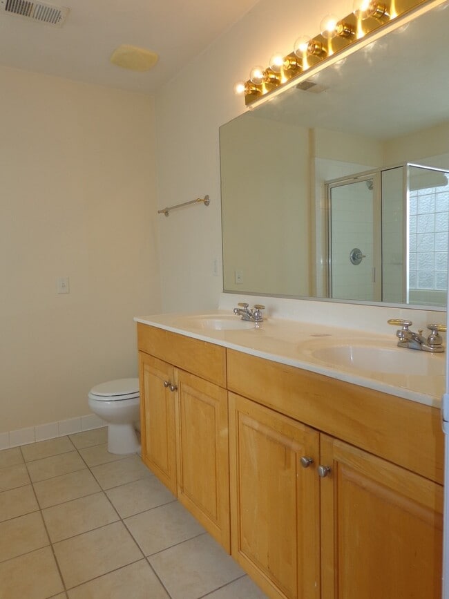 Building Photo - HUNNINGDON COMMONS