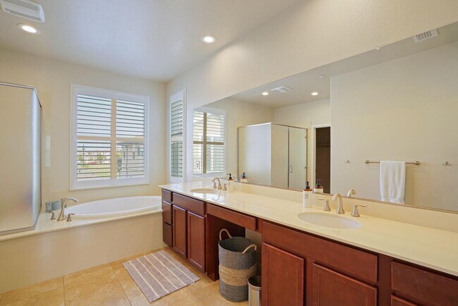 Building Photo - Cannery living!