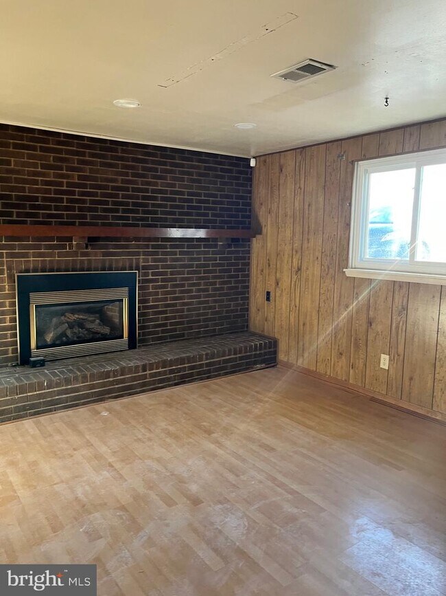 Building Photo - 5525 Larch St