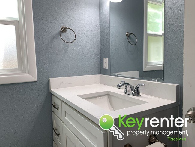 Building Photo - Recently Remodeled 3bd/1.5Bath Tacoma House!